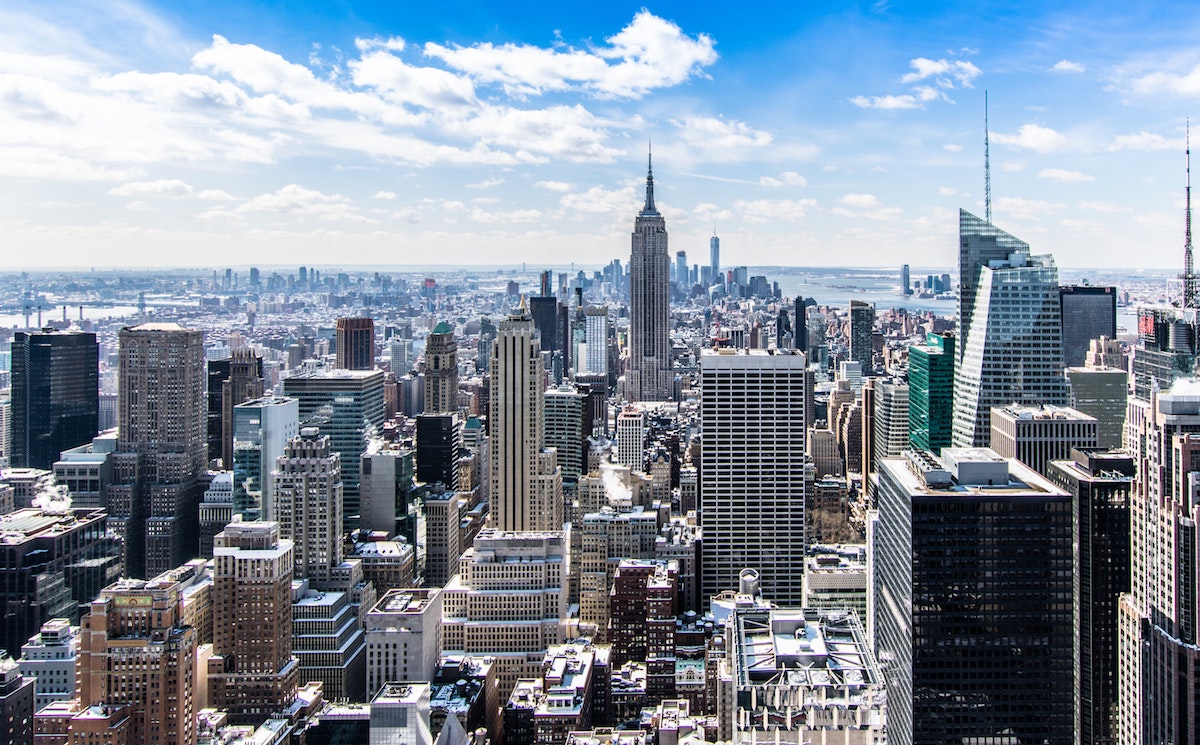 Beispielberechnung Immobilie verschiedene Immobilien Stadt blauer Himmel.jpg